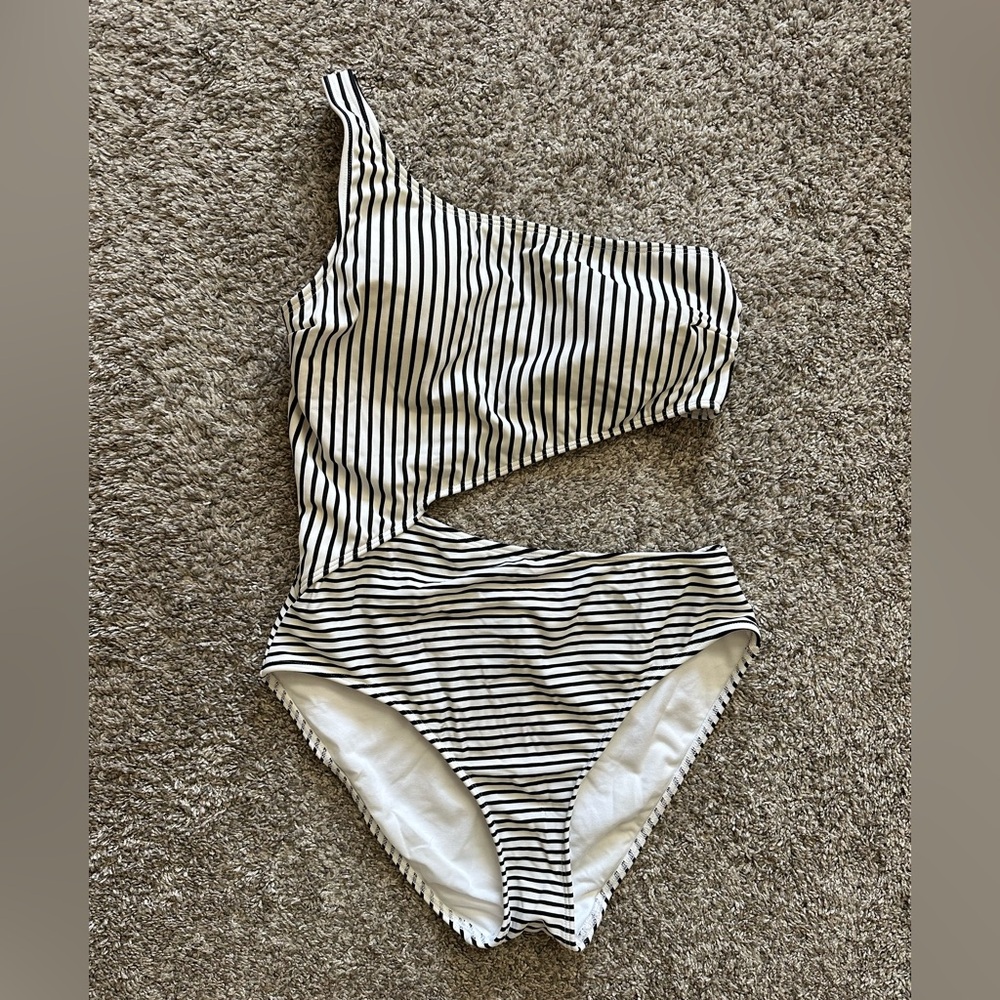 Abercrombie & Fitch Black and White Striped One-Shoulder Swimsuit